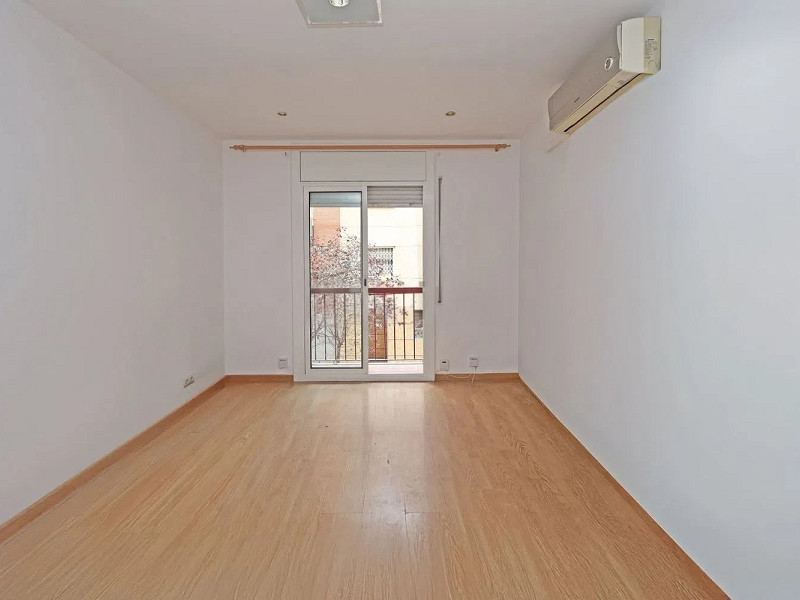 Светлая квартира с характером в сердце района Побле-Сек, Барселона. Фото:  3