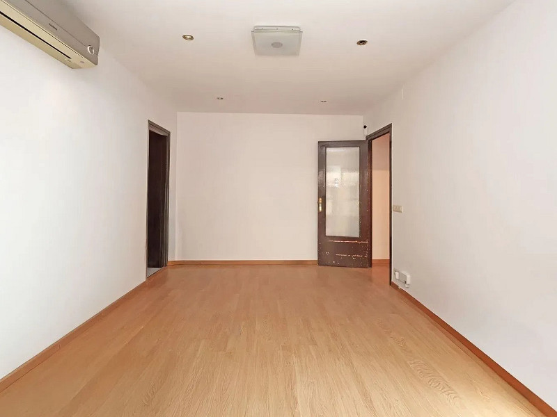 Светлая квартира с характером в сердце района Побле-Сек, Барселона. Фото:  4