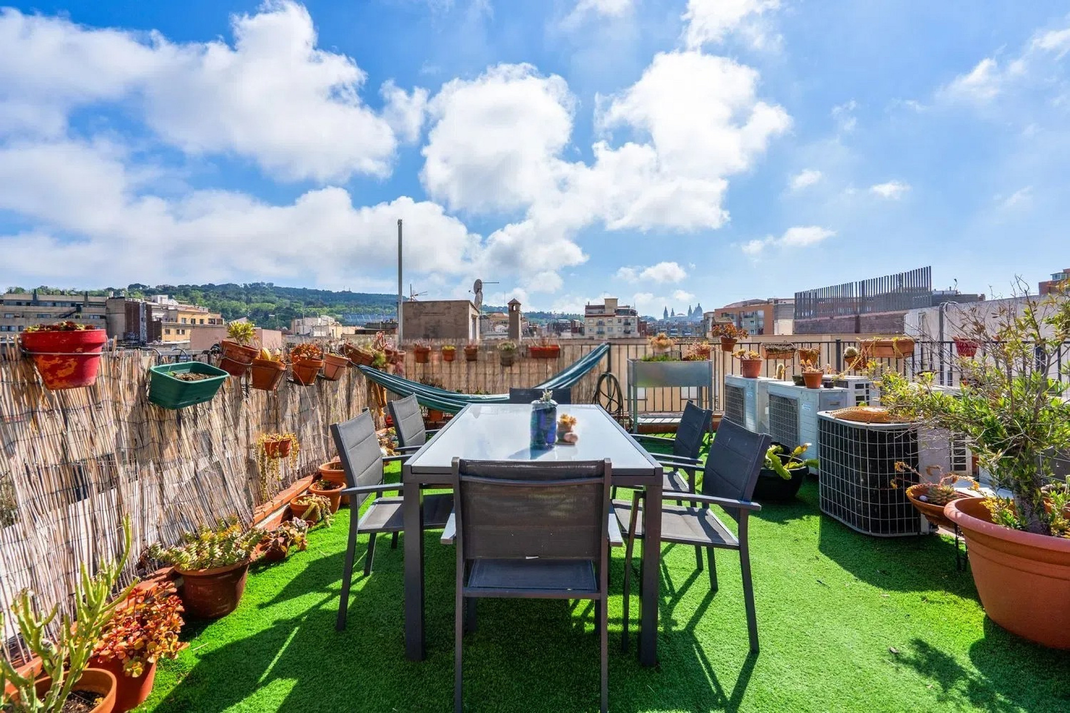 Квартира с частной террасой в сердце района Раваль, Барселона