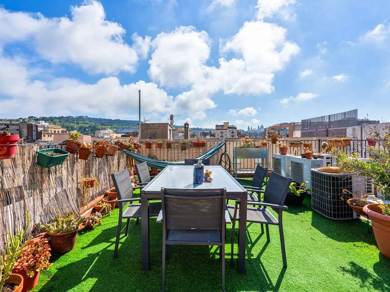 Квартира с частной террасой в сердце района Раваль, Барселона