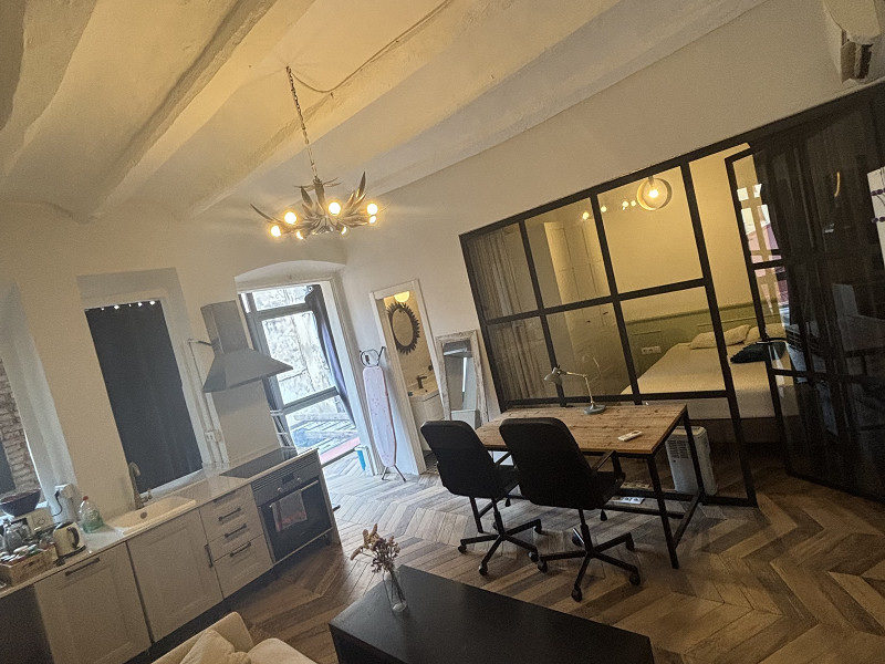 Долгосрочная аренда: современная студия с террасой в центре Барселоны. Фото:  2