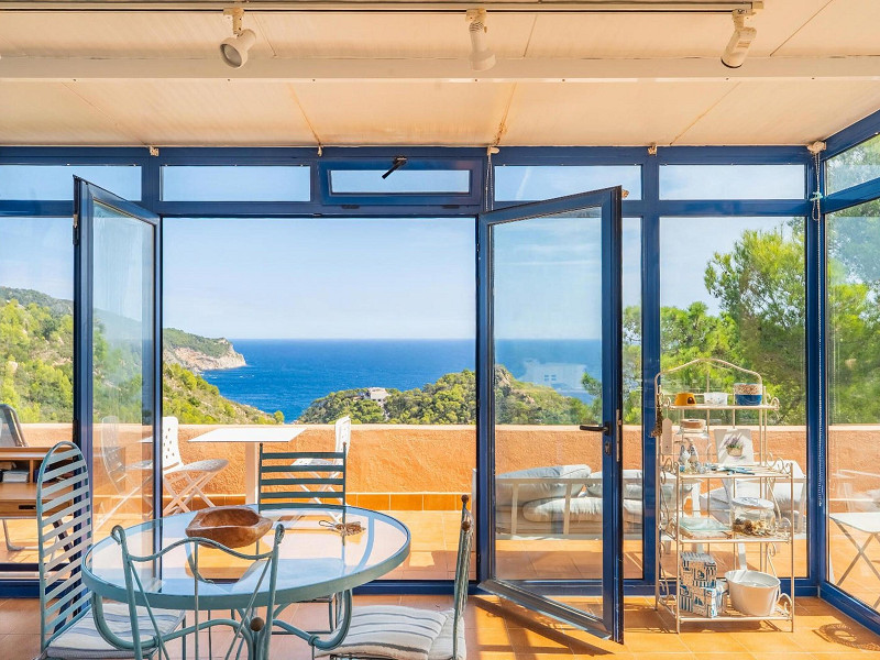 Дом с частным бассейном и панорамными видами на море в Айгуаблава, Бегур, Коста-Брава. Фото:  1