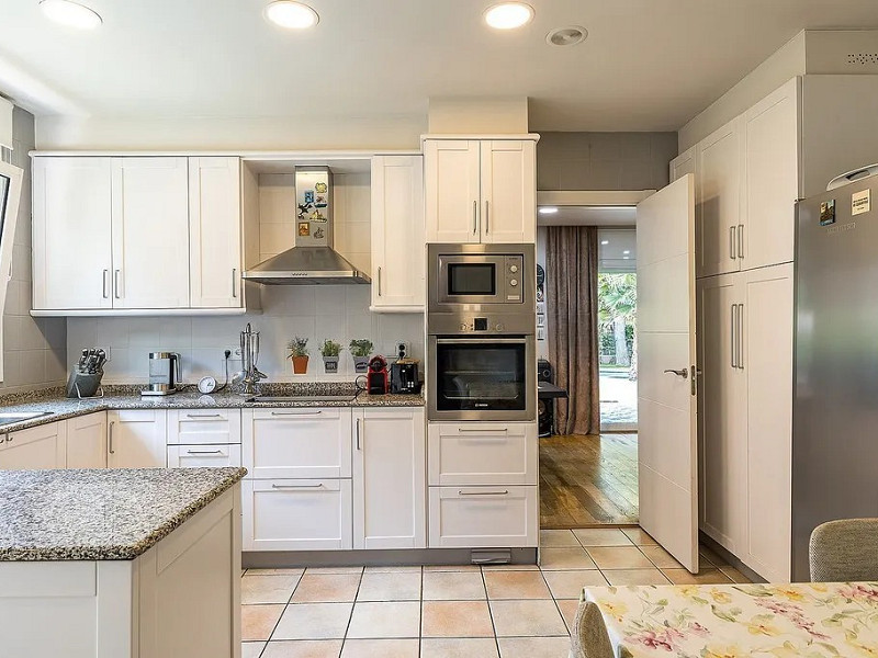 Эксклюзивный дом класса люкс с частным садом и бассейном в Гава-Мар, в 2 минутах от моря. Фото:  12