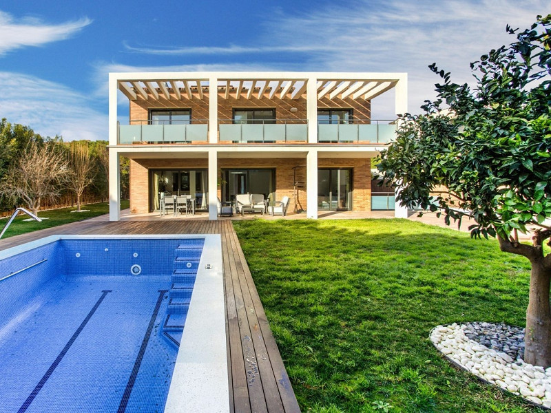 Обновлённый дом с бассейном в 100 м от пляжа в Гава Мар, Барселона. Фото:  1