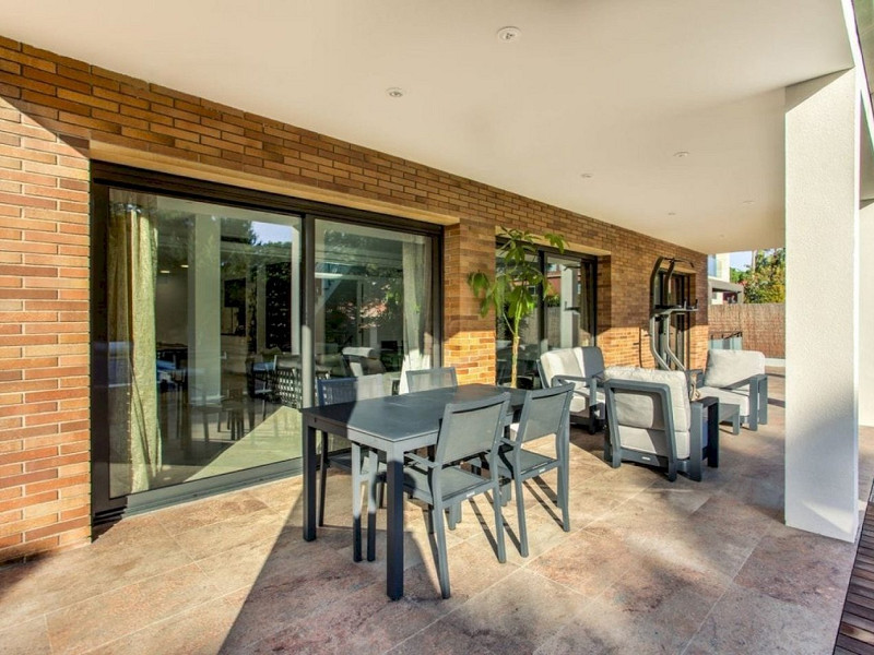 Обновлённый дом с бассейном в 100 м от пляжа в Гава Мар, Барселона. Фото:  2