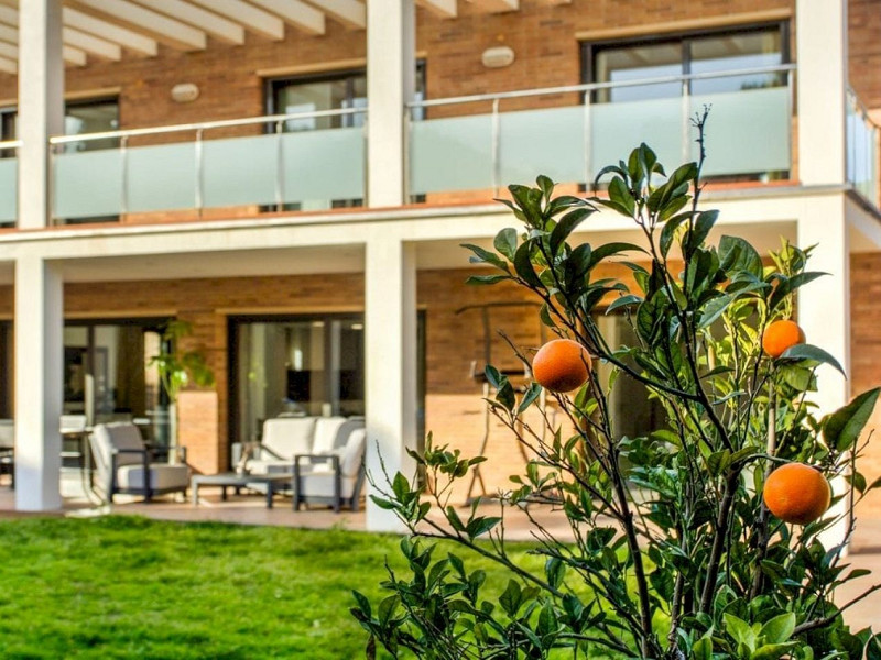 Обновлённый дом с бассейном в 100 м от пляжа в Гава Мар, Барселона. Фото:  3