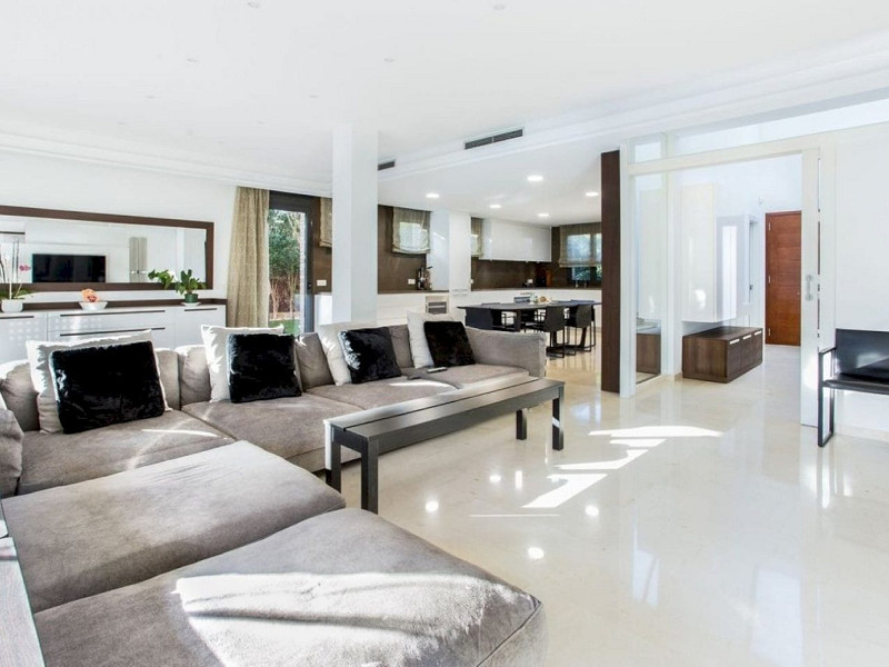 Обновлённый дом с бассейном в 100 м от пляжа в Гава Мар, Барселона. Фото:  4