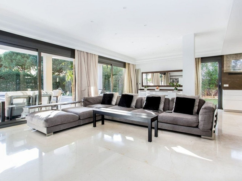 Обновлённый дом с бассейном в 100 м от пляжа в Гава Мар, Барселона. Фото:  5