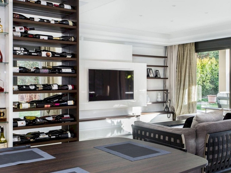 Обновлённый дом с бассейном в 100 м от пляжа в Гава Мар, Барселона. Фото:  6