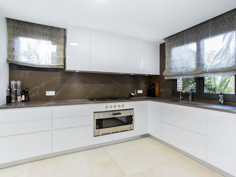 Обновлённый дом с бассейном в 100 м от пляжа в Гава Мар, Барселона. Фото:  7