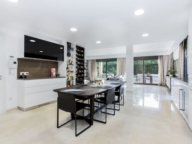 Обновлённый дом с бассейном в 100 м от пляжа в Гава Мар, Барселона. Фото:  8