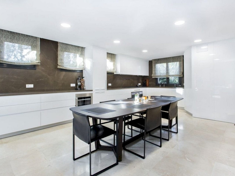 Обновлённый дом с бассейном в 100 м от пляжа в Гава Мар, Барселона. Фото:  10