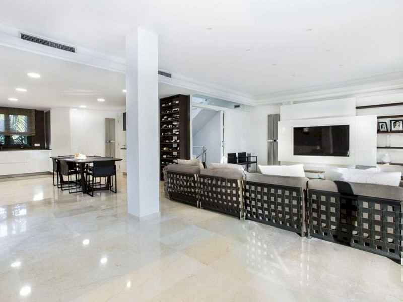 Обновлённый дом с бассейном в 100 м от пляжа в Гава Мар, Барселона. Фото:  12