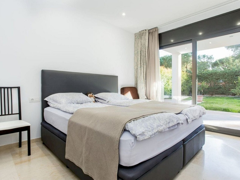 Обновлённый дом с бассейном в 100 м от пляжа в Гава Мар, Барселона. Фото:  13