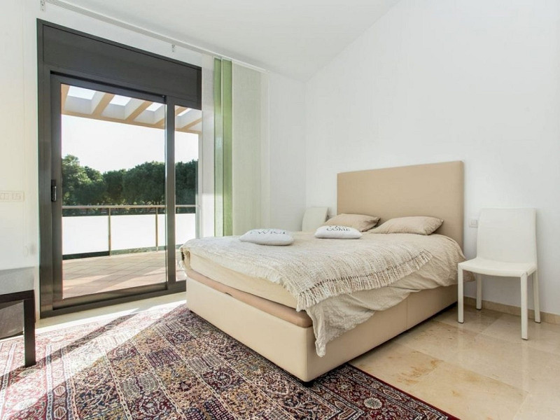 Обновлённый дом с бассейном в 100 м от пляжа в Гава Мар, Барселона. Фото:  15