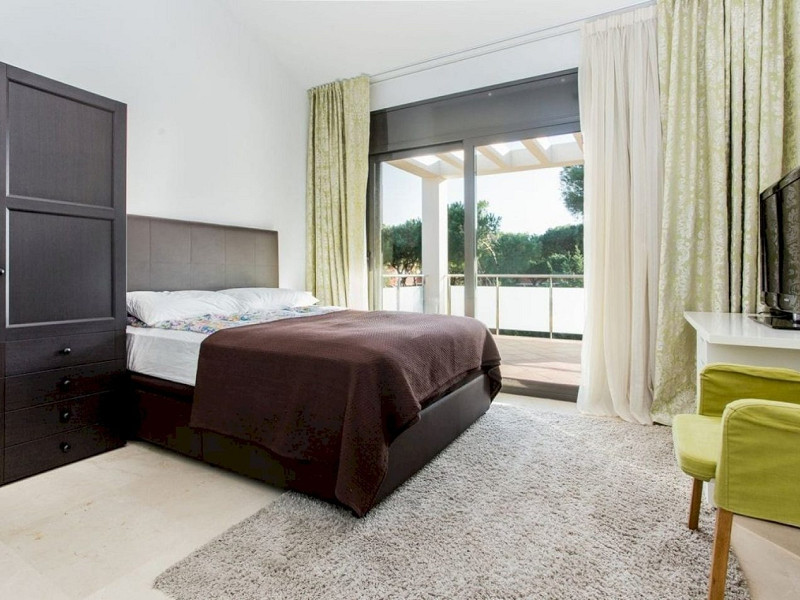 Обновлённый дом с бассейном в 100 м от пляжа в Гава Мар, Барселона. Фото:  16