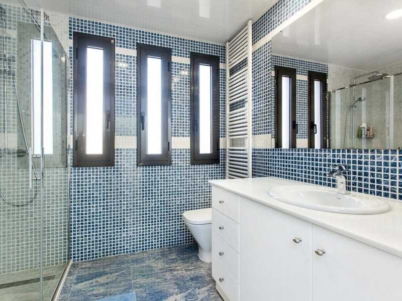 Обновлённый дом с бассейном в 100 м от пляжа в Гава Мар, Барселона. Фото:  21