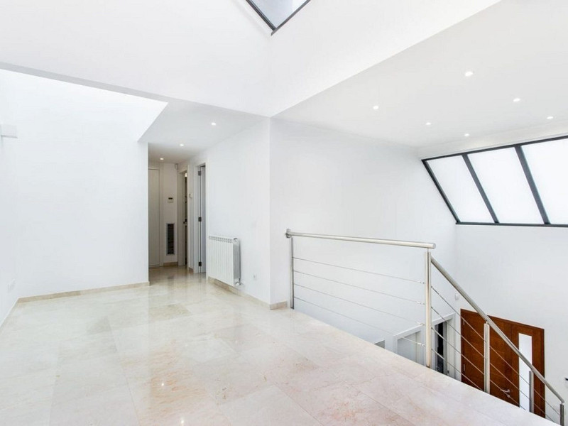 Обновлённый дом с бассейном в 100 м от пляжа в Гава Мар, Барселона. Фото:  27