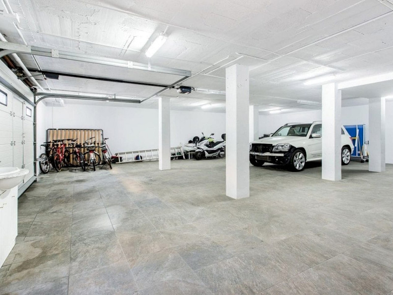 Обновлённый дом с бассейном в 100 м от пляжа в Гава Мар, Барселона. Фото:  28