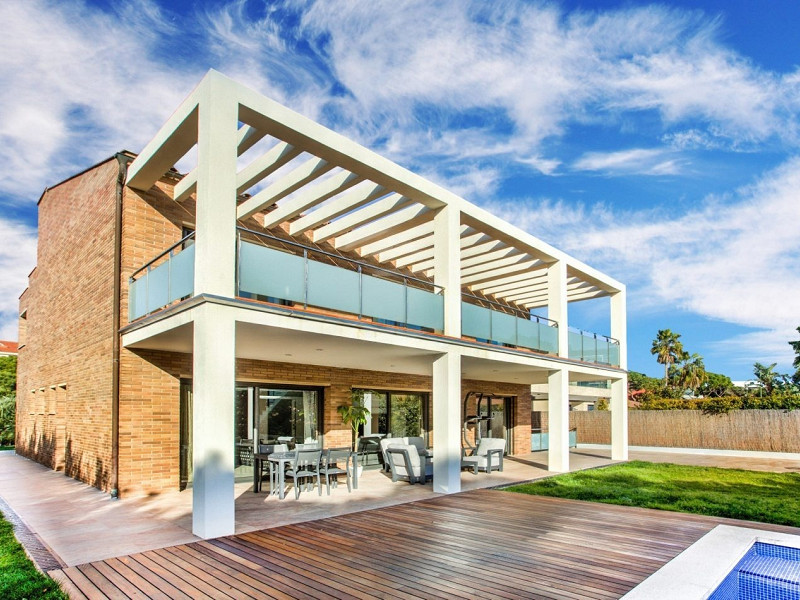 Обновлённый дом с бассейном в 100 м от пляжа в Гава Мар, Барселона. Фото:  30