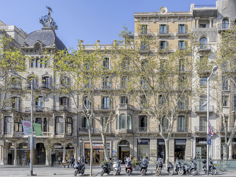 Премиальное торговое помещение на Пассечь де Грасия . Фото:  1