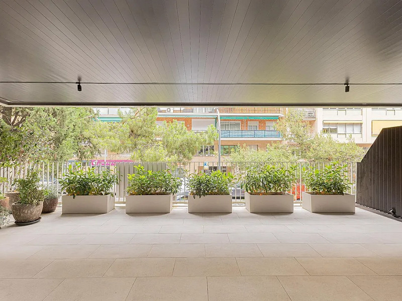 Роскошная отремонтированная резиденция с террасой в Туро Парк — Барселона. Фото:  8