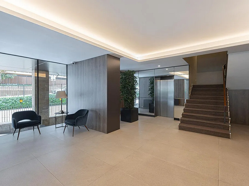 Роскошная отремонтированная резиденция с террасой в Туро Парк — Барселона. Фото:  44