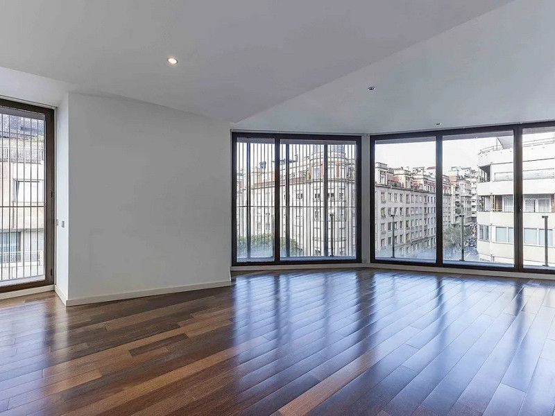 Светлая квартира с большим балконом и парковкой в районе Сарриа. Фото:  1