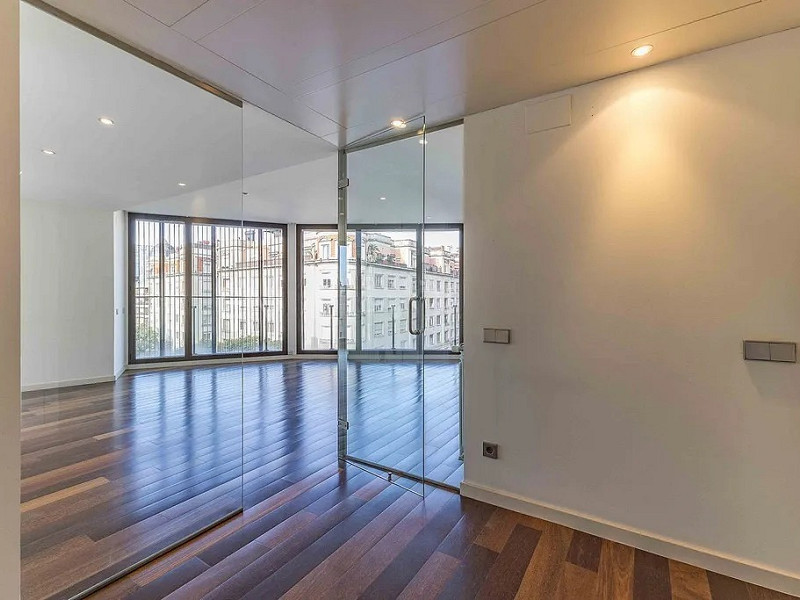 Светлая квартира с большим балконом и парковкой в районе Сарриа. Фото:  2