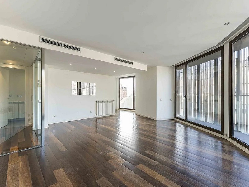 Светлая квартира с большим балконом и парковкой в районе Сарриа. Фото:  3