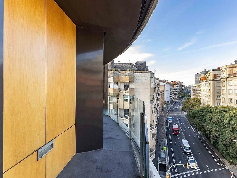 Светлая квартира с большим балконом и парковкой в районе Сарриа. Фото:  4