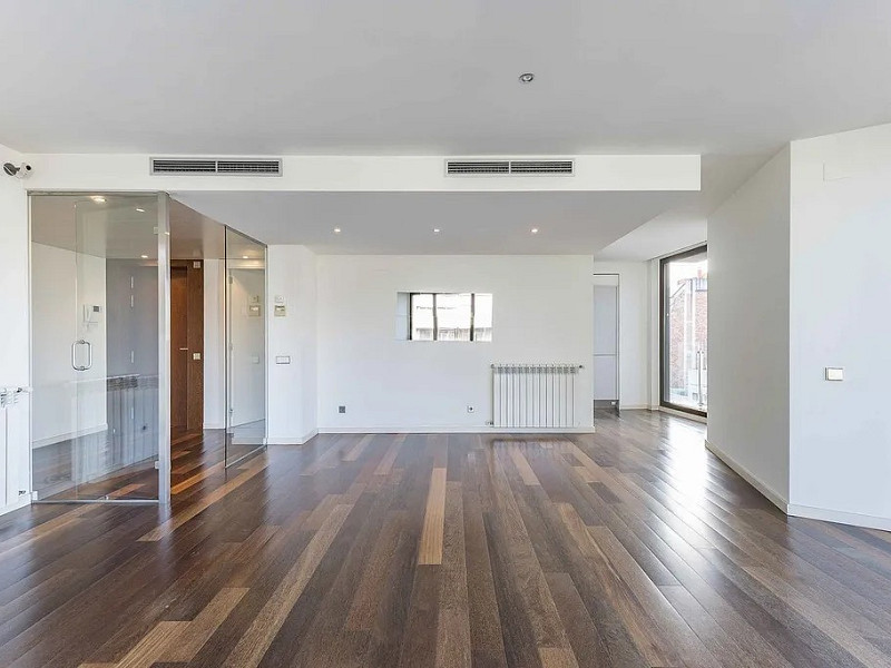 Светлая квартира с большим балконом и парковкой в районе Сарриа. Фото:  6