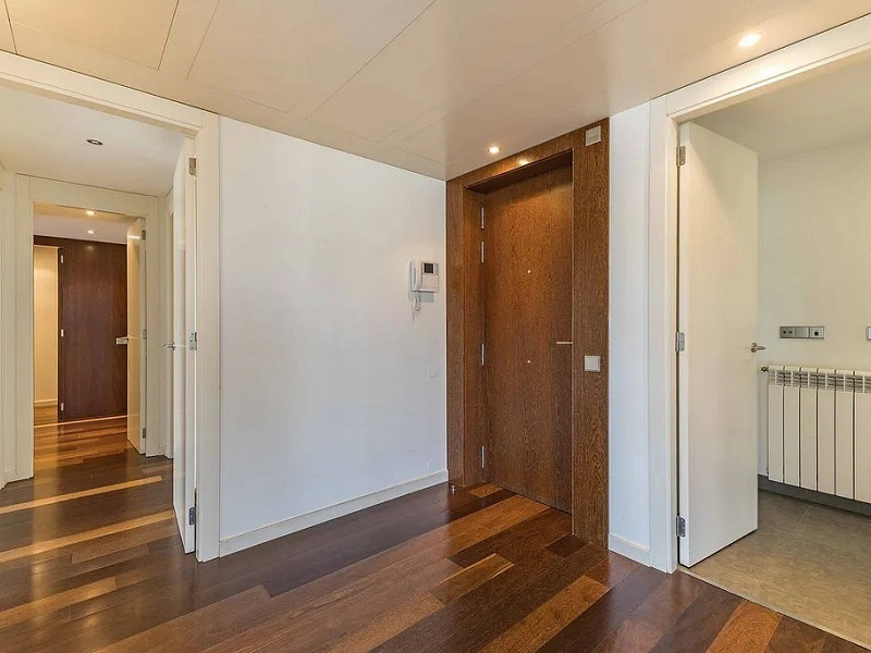 Светлая квартира с большим балконом и парковкой в районе Сарриа. Фото:  7