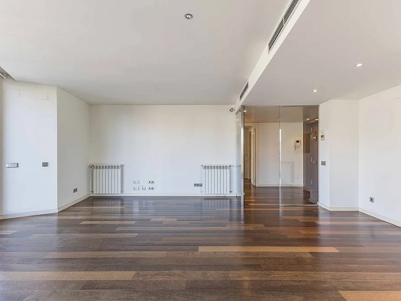 Светлая квартира с большим балконом и парковкой в районе Сарриа. Фото:  8