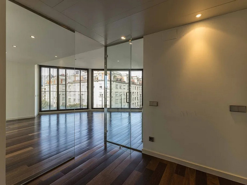 Светлая квартира с большим балконом и парковкой в районе Сарриа. Фото:  10