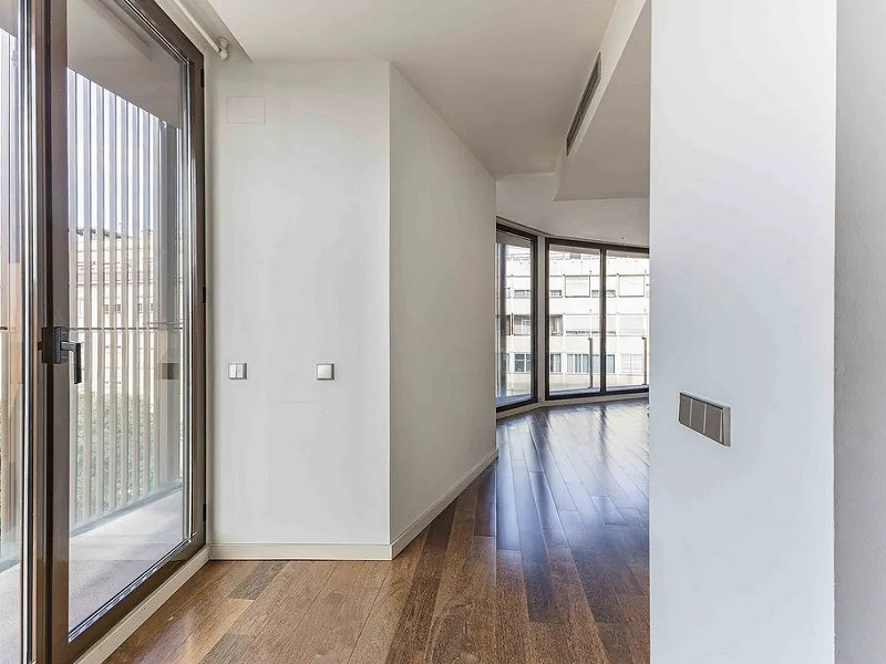 Светлая квартира с большим балконом и парковкой в районе Сарриа. Фото:  11