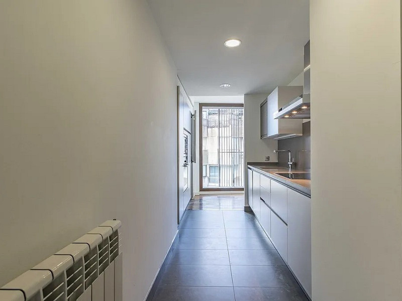 Светлая квартира с большим балконом и парковкой в районе Сарриа. Фото:  12