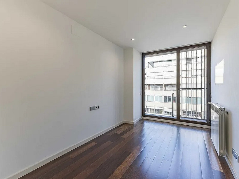 Светлая квартира с большим балконом и парковкой в районе Сарриа. Фото:  14