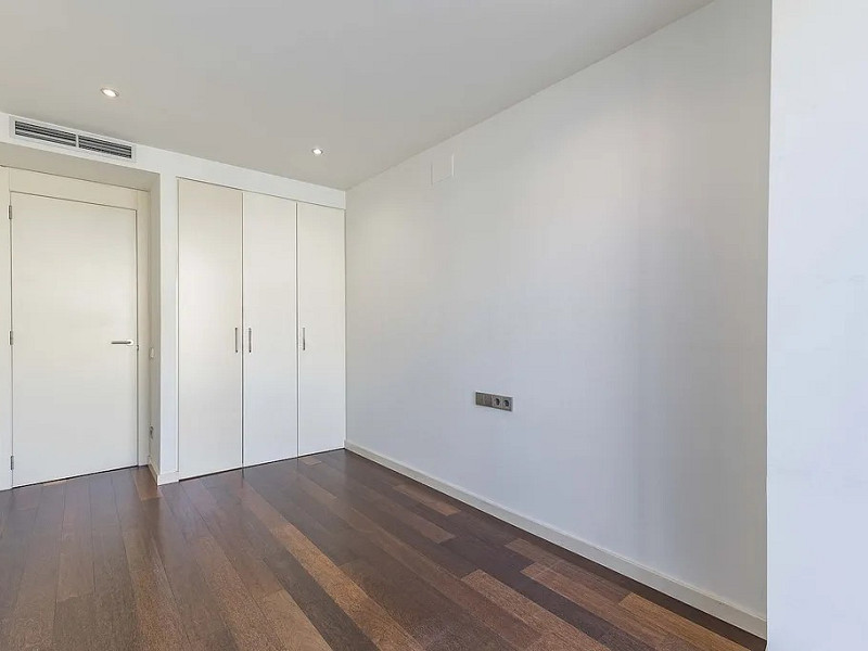 Светлая квартира с большим балконом и парковкой в районе Сарриа. Фото:  15