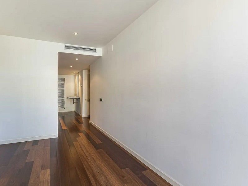 Светлая квартира с большим балконом и парковкой в районе Сарриа. Фото:  20