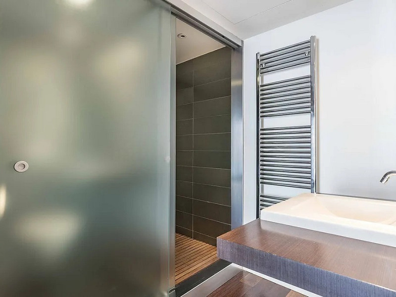 Светлая квартира с большим балконом и парковкой в районе Сарриа. Фото:  24