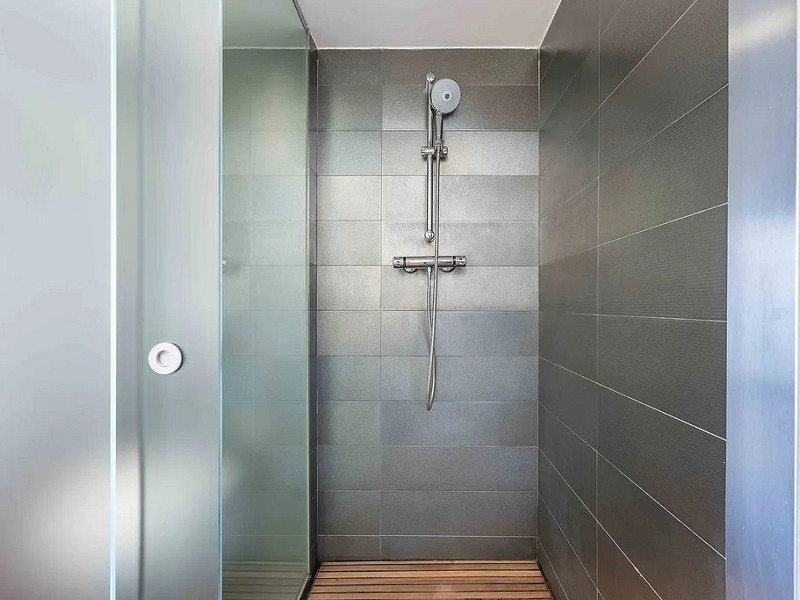 Светлая квартира с большим балконом и парковкой в районе Сарриа. Фото:  25