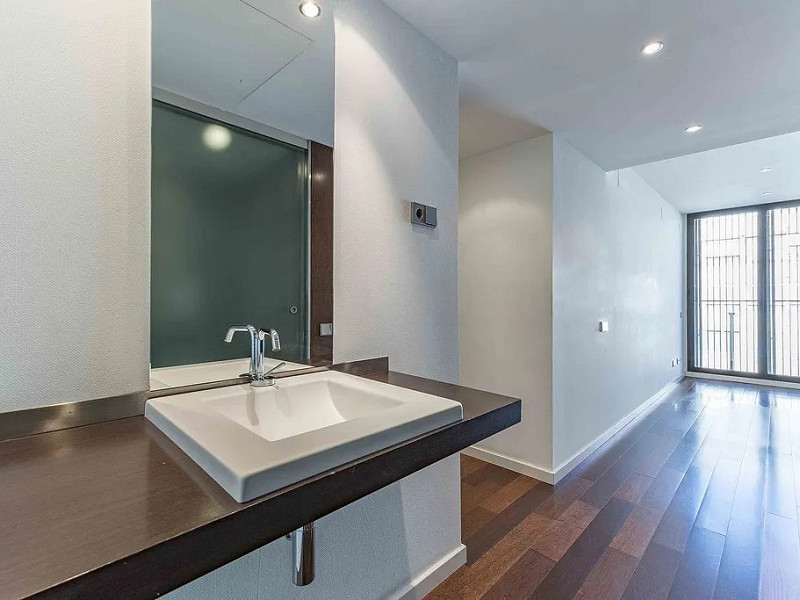 Светлая квартира с большим балконом и парковкой в районе Сарриа. Фото:  26