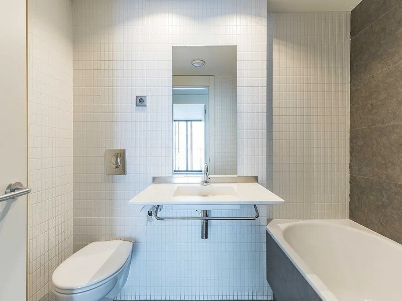 Светлая квартира с большим балконом и парковкой в районе Сарриа. Фото:  28