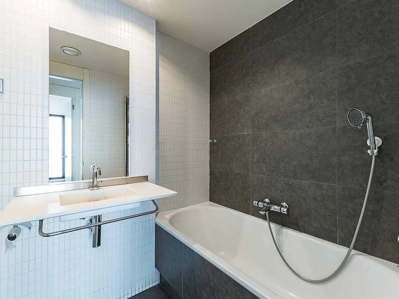 Светлая квартира с большим балконом и парковкой в районе Сарриа. Фото:  29