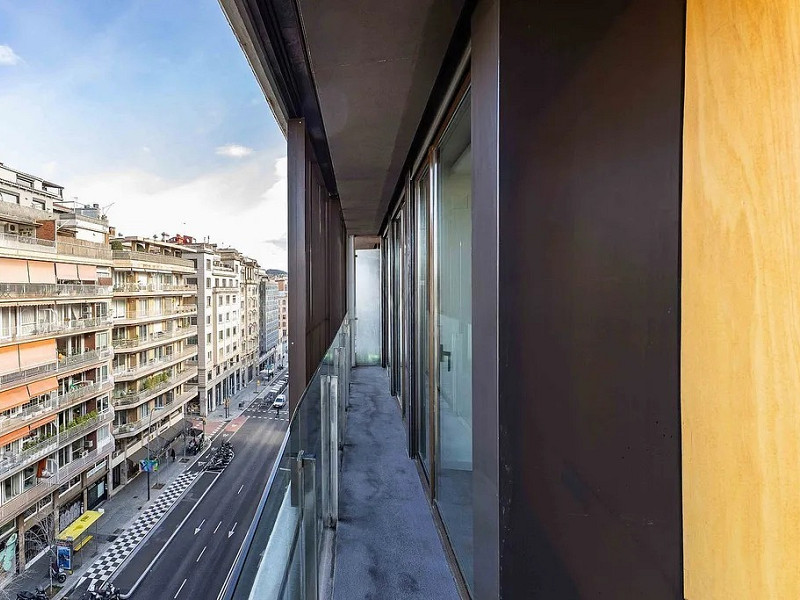 Светлая квартира с большим балконом и парковкой в районе Сарриа. Фото:  32