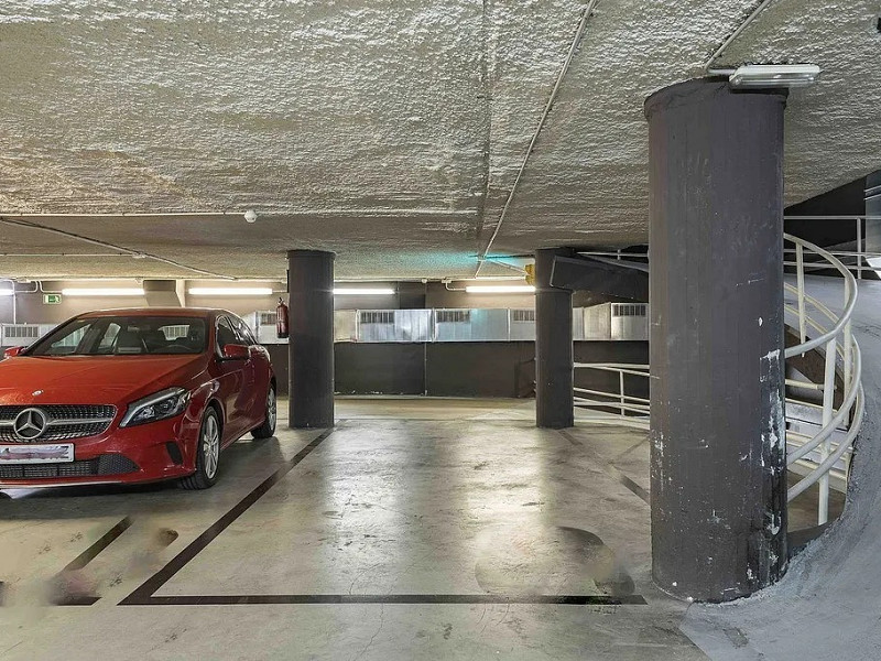 Светлая квартира с большим балконом и парковкой в районе Сарриа. Фото:  33