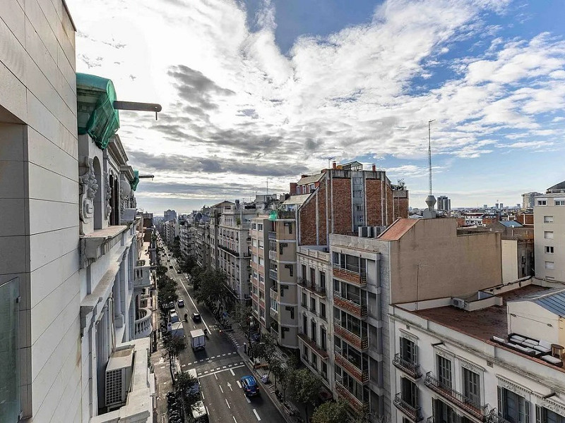 Светлая квартира с большим балконом и парковкой в районе Сарриа. Фото:  35