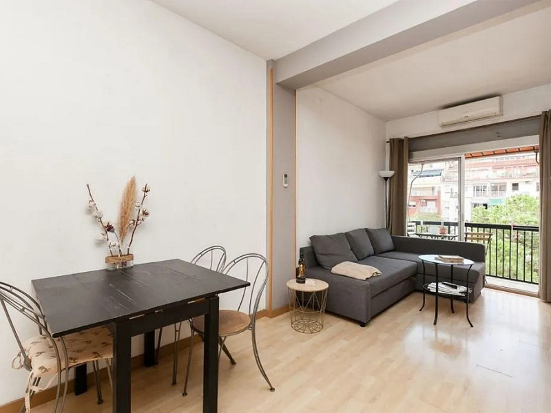 Светлая квартира с балконом в районе Эль-Путчет, Барселона. Фото:  1