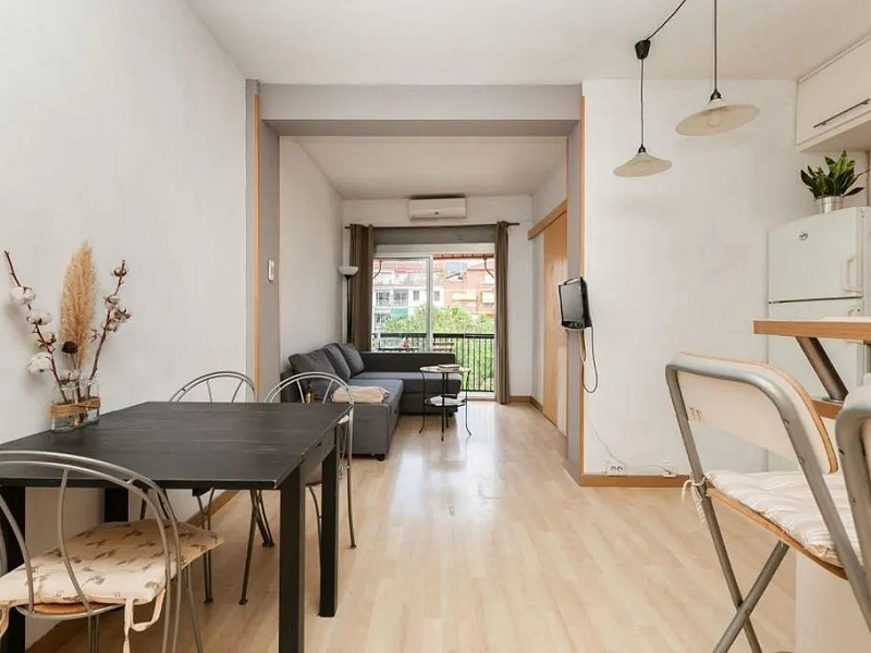 Светлая квартира с балконом в районе Эль-Путчет, Барселона. Фото:  2